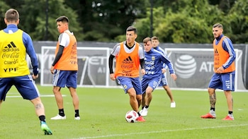 Paredes lleva el balón. También con pechera naranja, a su lado, Mauro Icardi. Los dos jugarían ante Colombia