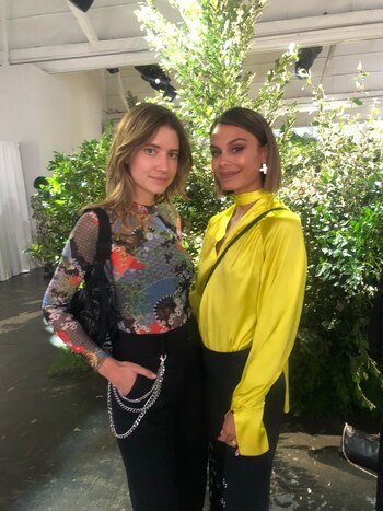 La influencer Angie Landaburu junto a la actriz Nathalie Kelley en el desfile de Jonathan Simkhai