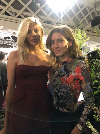 Devon Windsor, la top model de Victoria’s Secret también estuvo en el front row del desfile como invitada de lujo