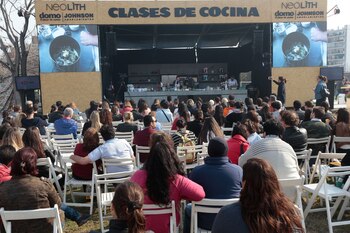 Los asistentes atentos y tomando