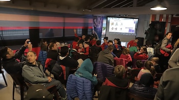 La pantalla en la que los aficionados observaron el encuentro (Foto: Lihue Althabe)