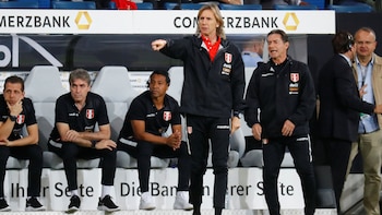 Ricardo Gareca sacará sus conclusiones tras la gira europea con Perú (REUTERS)