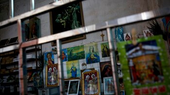 Estampas, biblias y cruces en