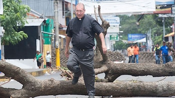 Edwin Román, el sacerdote agredido