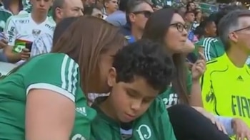 Silvia Grecco le relata los partidos a su hijo desde las gradas