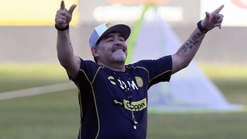 Maradona baila al ritmo de