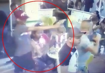 El momento del asesinato en un estadero del barrio Santo Domingo.