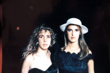 Sus hijas: Cecilia –24, abogada–