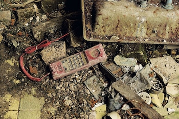 Entre los escombros, los restos