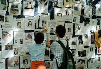 Dos niños colocan una foto