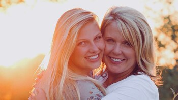 Angela, junto a su hija