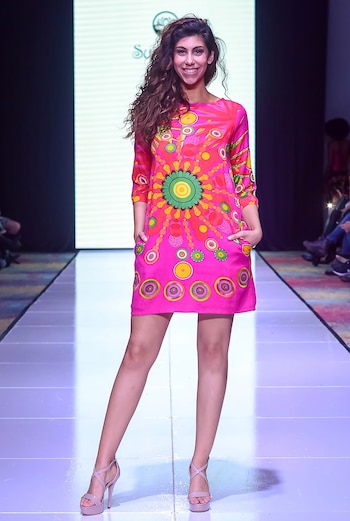 Sushmita con su colección colorida