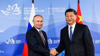 Vladimir Putin y el presidente de China, Xi Jinping. (Reuters)