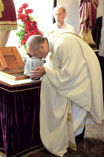 Emocionado, monseñor Guillermo Karcher llevó