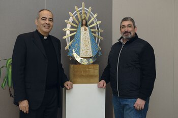 Derecha: Junto a una imagen