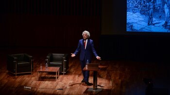 Más de 400 personas escucharon,