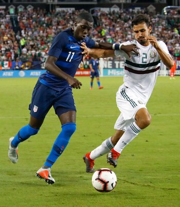Alanís (derecha), vistiendo la camiseta