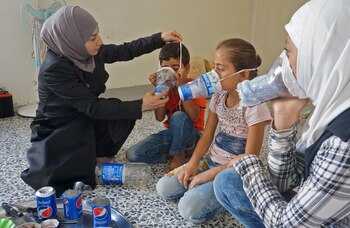 Una mujer improvisa unas máscaras