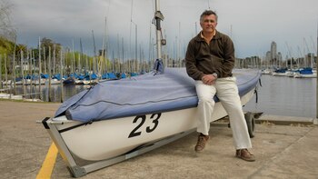 Junto a su embarcación en