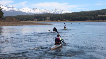 Postal de la laguna La Zeta, donde se lleva a cabo el tramo de kayak de la carrera (Secretaría de Turismo de Esquel)