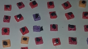 Los envoltorios, con una dosis de cocaína cada uno, pegados en los caramelos