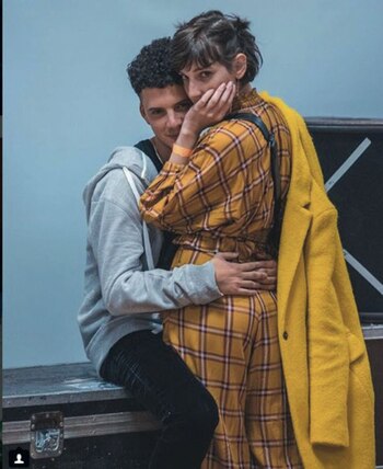 Junto a su pareja, Juan