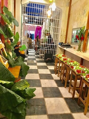 Interno enseña nuevas habilidades a