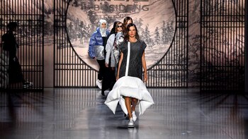 Alessandra Ambrosio encargada de abrir