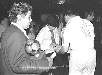 En plena firma de autógrafos,