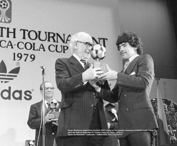 Diego Maradona recibe el premio