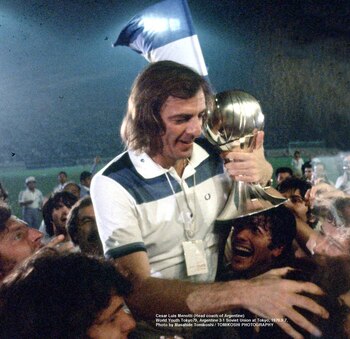 César Luis Menotti acaricia el