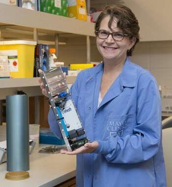 La doctora Michelle Freeman muestra