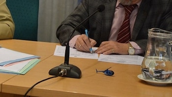El pequeño helicóptero de juguete, en la sesión de la Legislatura de Santa Cruz (El Nuevo Día)