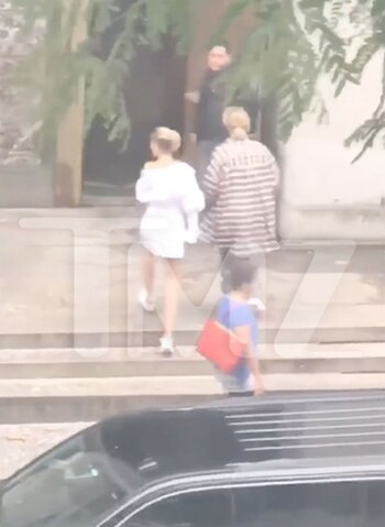 La joven pareja caminando hacia