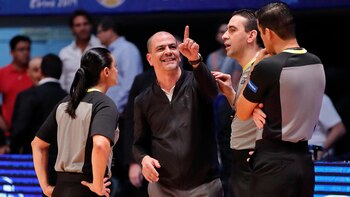 Hernández dialoga con los árbitros