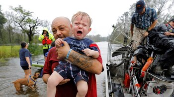Desgarradoras imágenes de niños conmocionados