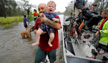 Un bebé llora tras ser