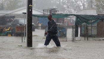 Un hombre camina por una