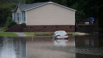 Un automóvil está parcialmente sumergido