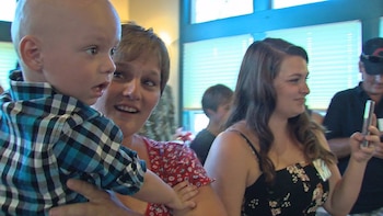 En brazos de su mamá