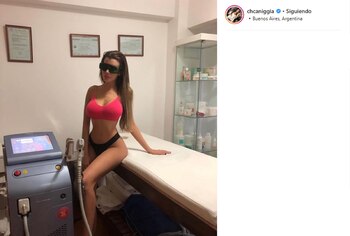 La joven no deja que