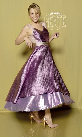 Carla Peterson: Diseño de silueta años 50’ en brocato de seda, con cinturón de lurex by Fabián Zitta, con zapatos Valdez y aros Pandora.