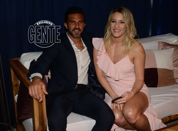 Muy románticos en el living.