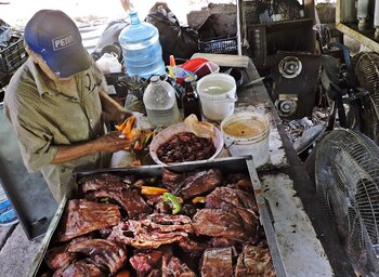 De una bocina escuchamos La