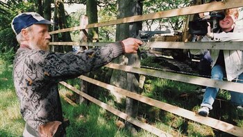 Albert Dryden apunta a Harry