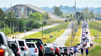 Largas colas para ingresar desde