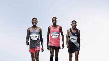 Kipchoge junto a Desisa y