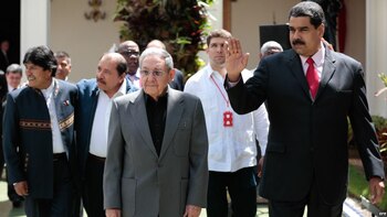 De derecha a izquierda, Nicolás