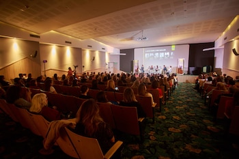 Más de 300 personas se