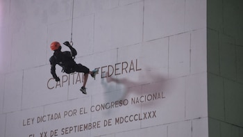 Los artistas parecen “caminar” en